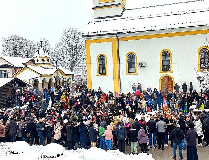 ПРЊАВОР, 6. ЈАНУАРА /СРНА/ - У порти Храма Светог великомученика Георгија у Прњавору у присуству вјерника дочекани су, освештани и наложени централни бадњак и бадњаци из Бабановаца и Маћиног Брда.