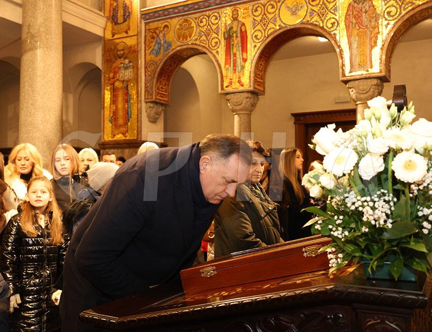 БАЊАЛУКА, 6. ЈАНУАРА /СРНА/ - Предсједник СНСД-а Милорад Додик честитао је Бадње вече православним вјерницима, прије свега Србима, и пожелио срећу, мир и разумијевање.