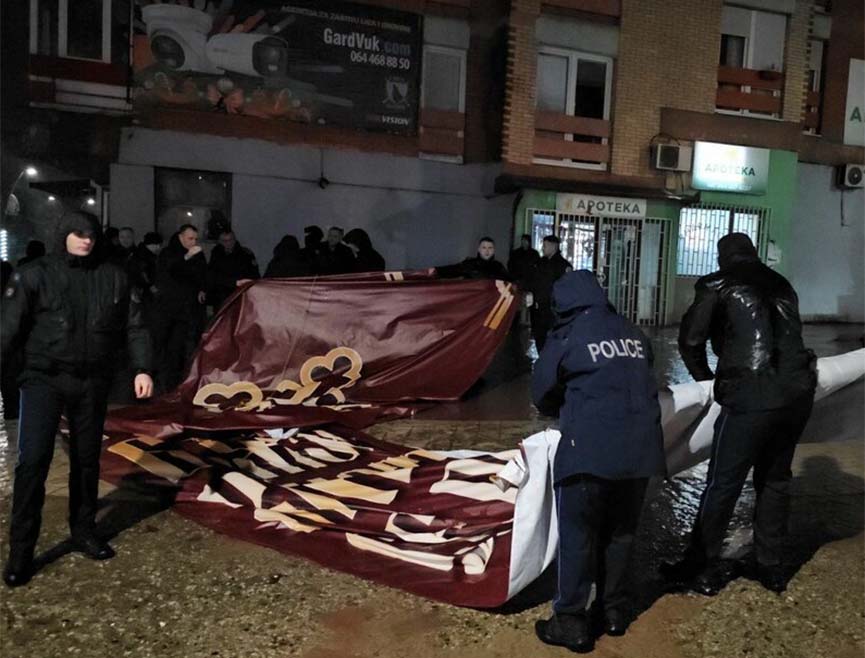 КОСОВСКА МИТРОВИЦА, 6. ЈАНУАРА /СРНА/ - Такозвана косовска полиција забранила је да у центру Сјеверне Косовске Митровице буде постављен транспарент са традиционалним божићним поздравом "Мир божји, Христос се роди".