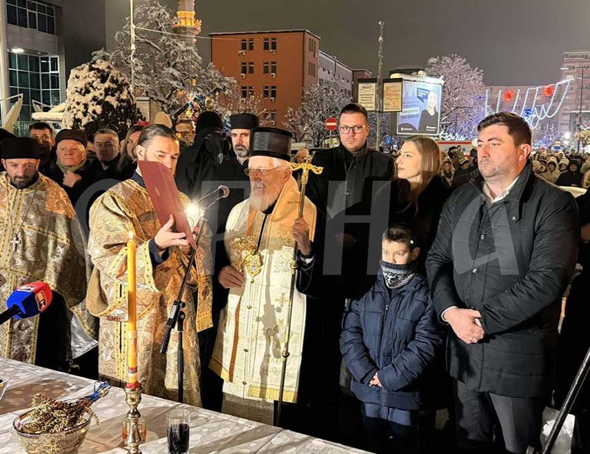 БИЈЕЉИНА, 6. ЈАНУАРА /СРНА/ - Вечерње богослужење на Бадњи дан у Бијељини служено је у Храму Светог великомученика Георгија, након чега су налагани бадњаци испред зграде Градске управе, гдје се окупио велики број грађана.