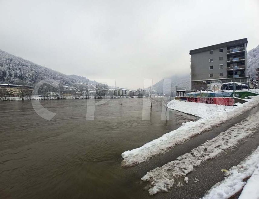 ЗВОРНИК, 6. ЈАНУАРА /СРНА/ - Вода је дошла до кућа у насељу Треминал у Каракају и у викенд насеља у Шепку, речено је Срни у Служби цивилне заштите града Зворника.