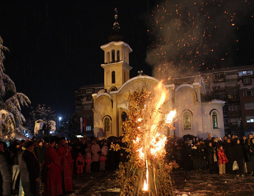 ЛОПАРЕ, 6. ЈАНУАРА /СРНА/ - Традиционално налагање бадњака уприличено је и ове године у свим парохијама Српске православне цркве на Мајевици.