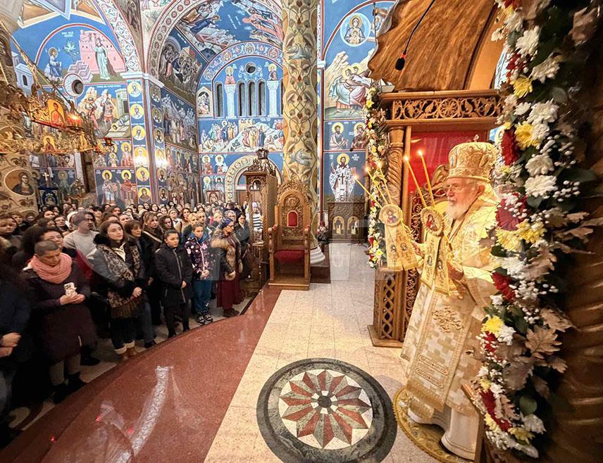 БИЈЕЉИНА, 7. ЈАНУАРА /СРНА/ - Божићну литургију у Саборном храму Рођења Пресвете Богородице у Бијељини служио је умировљени епископ Константин који је на најрадоснији хришћански празник позвао да у срцу сваког човјека зацари мир Божији.