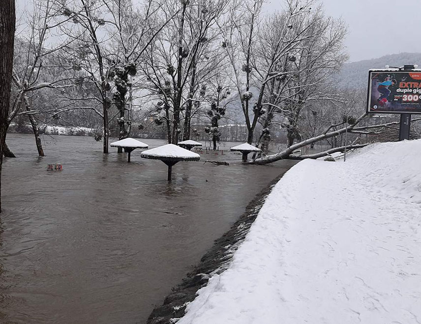 БИЈЕЉИНА, 7. ЈАНУАРА /СРНА/ - Водостај ријеке Дрине у Семберији достигао је коту ванредне одбране од поплава и Градска управа позвала је становништво у приобалном подручју на максималну опрезност и будност.