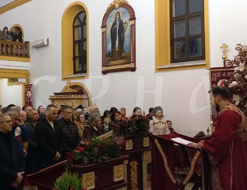 ПРЊАВОР, 7. ЈАНУАРА  /СРНА/ - У православним храмовима на подручју Прњавора јутрос су служене Свете литургије поводом Божића, најрадоснијег хришћанског празника.