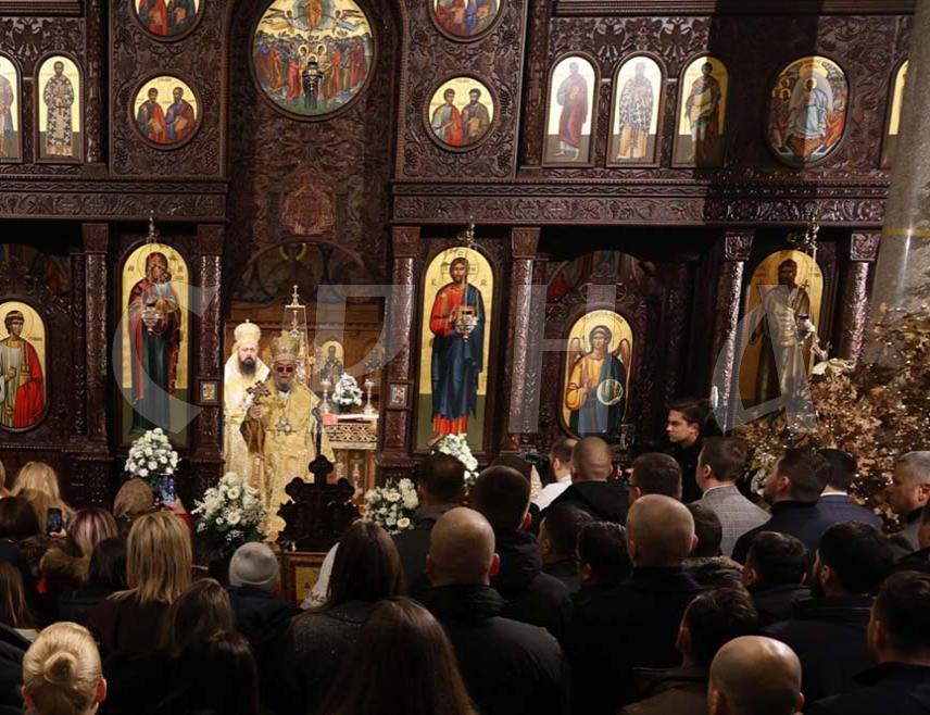 БАЊАЛУКА, 7. ЈАНУАРА /СРНА/ - Његово високопреосвештенство митрополит бањалучки Јефрем служио је у поноћ у храму Христа Спаситеља Свету архијерејску литургију, поводом најрадоснијег хришћанског празника Божића.