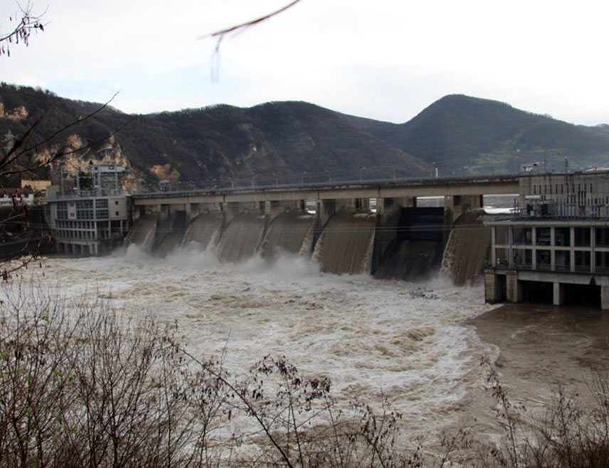 ЗВОРНИК, 7. ЈАНУАРА /СРНА/ - Градоначелник Зворника Бојан Ивановић обишао је три породице у насељу Терминал код Каракаја чијa призeмљa кућа je поплавила Дрина.