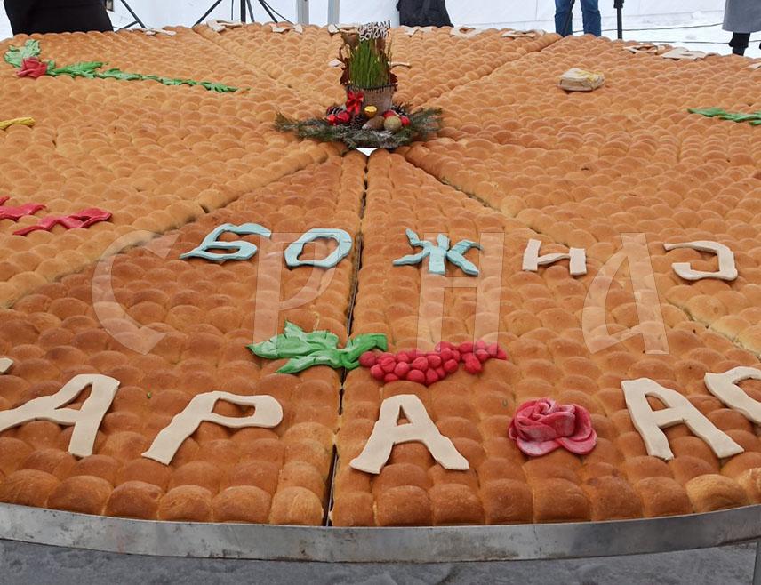 БЕОГРАД, 7. ЈАНУАРА /СРНА/ - На платоу испред Храма Светог Саве у Београду традиционално је изломљена чесница тешка 200 килограма са 33 златна дуката намијењена дјеци.