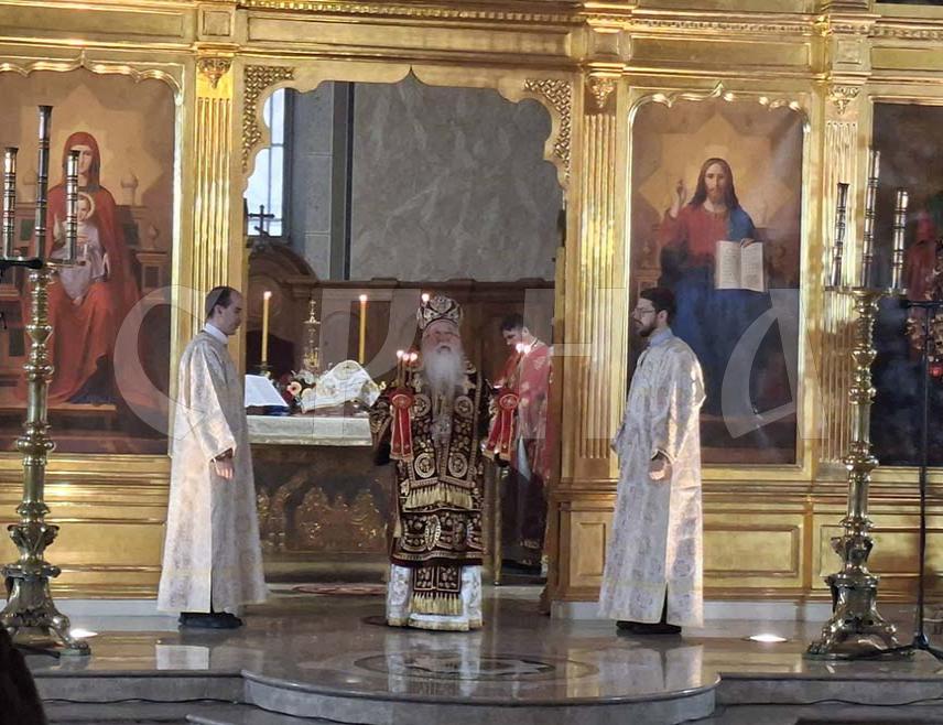 САРАЈЕВО, 7. ЈАНУАРА /СРНА/ - Његово високопреосвештенство митрополит дабробосански Хризостом са свештенством служио је јутрос, поводом најрадоснијег хришћанског празника - Божића, Свету архијерејску литургију у Саборном храму Рођења Пресвете Богородице у Сарајеву, зажељевши мир у свијету.