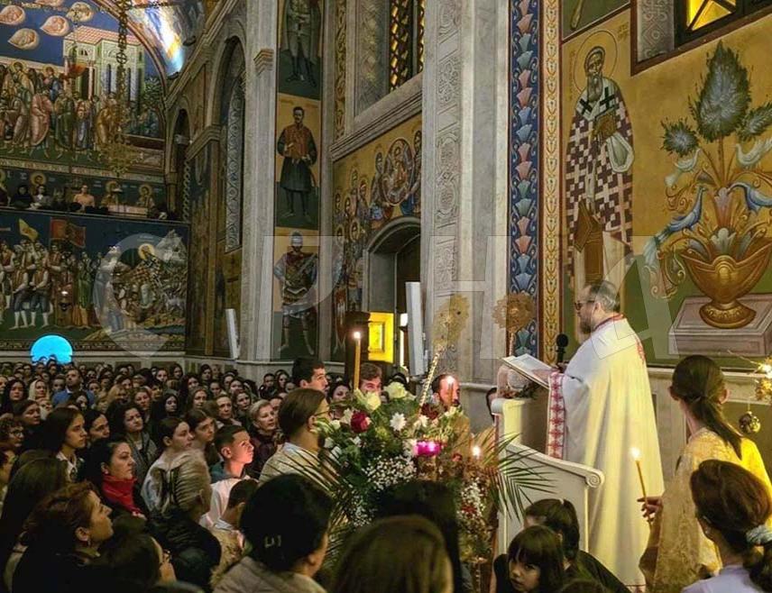 ТРЕБИЊЕ, 7. ЈАНУАРА /СРНА/ - У Саборном храму Преображења Господњег у Требињу јутрос је, поводом најрадоснијег хришћанског празника Божића, служена Света литургија, којој је присуствовао велики број вјерника.