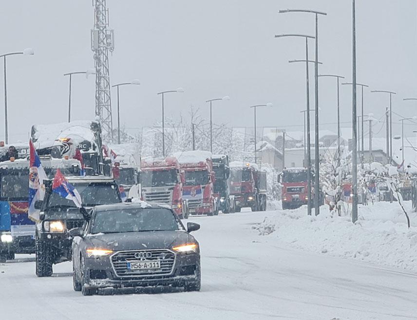 ДОБОЈ, 7. ЈАНУАРА /СРНА/ - Улицама Добоја данас су поводом Божића дефиловали камиони, а најмлађим суграђанима подијељени су пакетићи.
