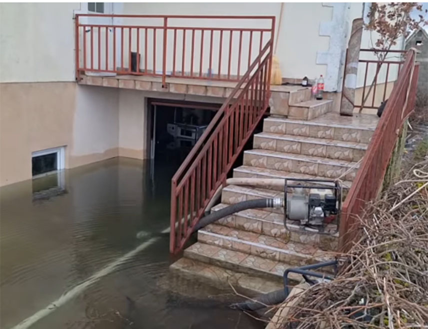 ГАЦКО, 7. ЈАНУАРА /СРНА/ - Гатачки ватрогасци и данас су на терену у  Автовцу у општини Гацко, гдје и даље испумпавају воду из поплављеног подрума једне куће, изјавио је Срни командир гатачких ватрогасаца Жарко Рудовић.