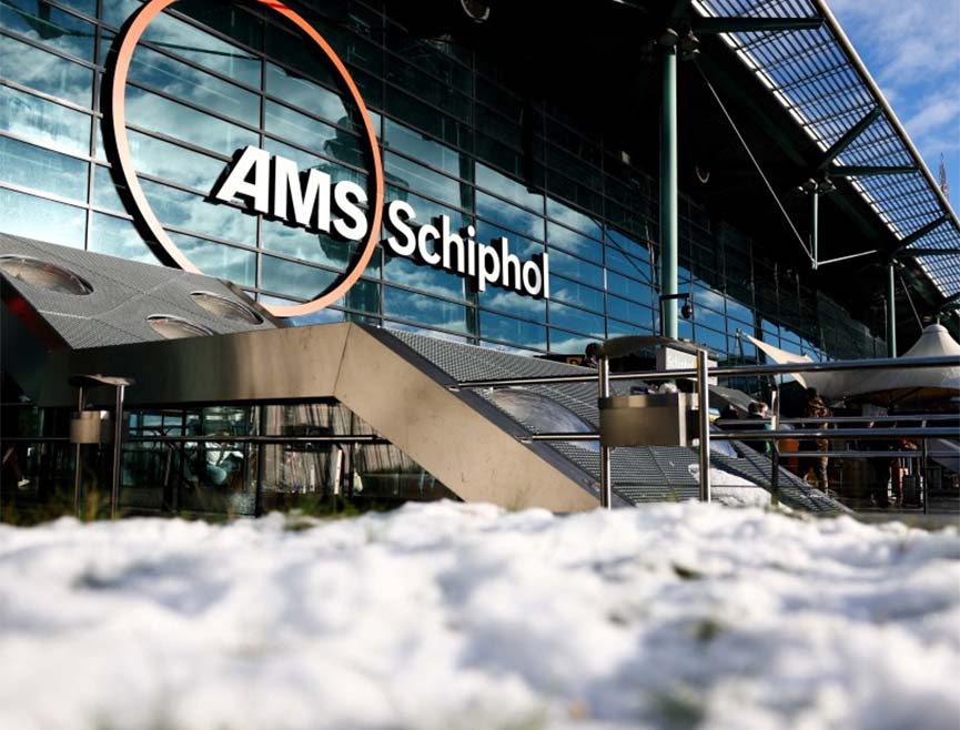 ХАГ, 7. ЈАНУАРА /СРНА/ - Више од 1.000 блокираних путника провело је ноћ на међународном аеродрому у Амстердаму због отказивања стотина летова усљед снијега и леда који су погодили дијелове Европе и мјестимично изазвали обустављање жељезничког саобраћаја.