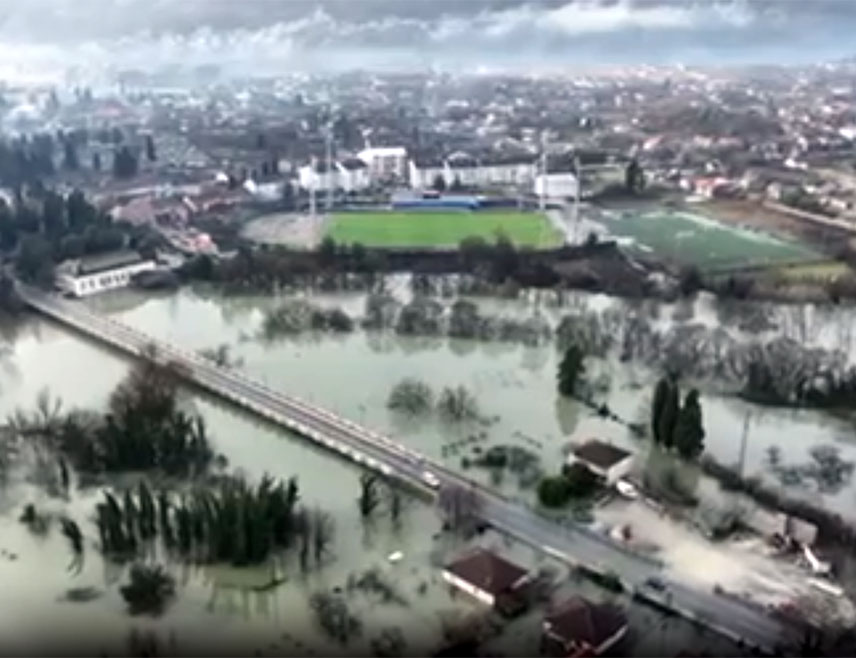 ПОДГОРИЦА, 7. ЈАНУАРА /СРНА/ - У Даниловграду је и даље најкритичнија ситуација усљед поплава, 12 особа је евакуисано, а саобраћај је затворен на више локација, док је у Подгорици у току евакуација неколико лица, изјавио је данас генерални директор Директората за заштиту и спасавање МУП-а Црне Горе Миодраг Бешовић.