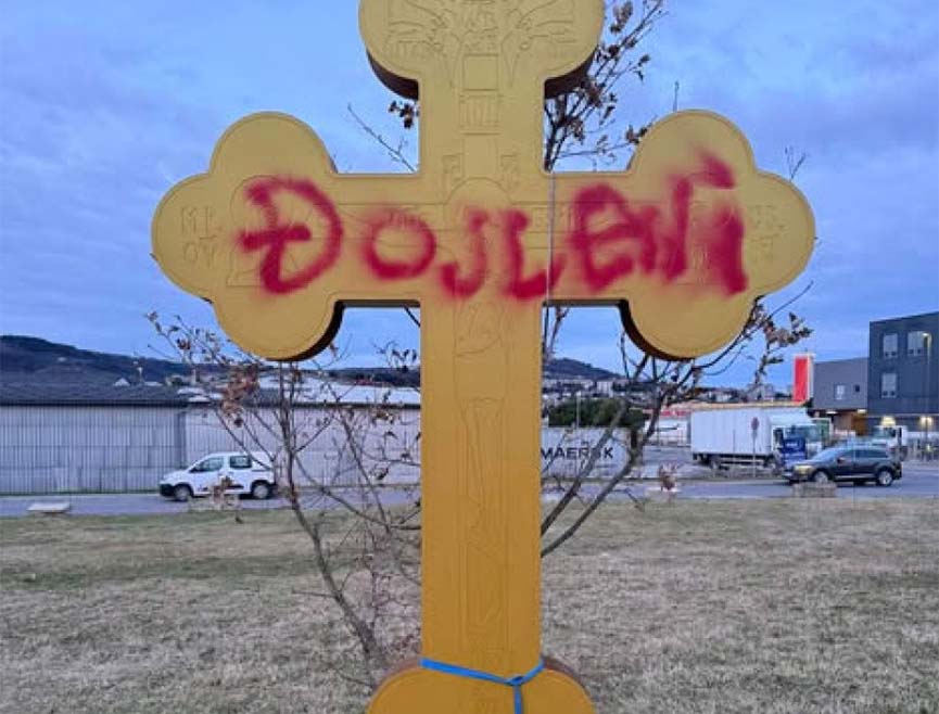 КОПАР, 7. ЈАНУАРА /СРНА/ - Осркнављен је православни крст постављен у близини жељезничке станице у Копру, саопштила је полиција.