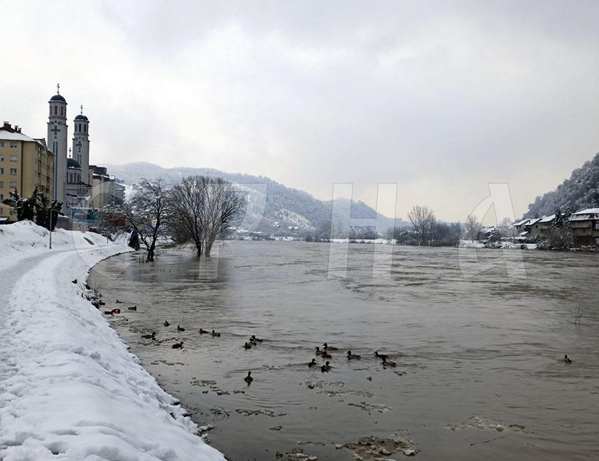 ЗВОРНИК, 7. ЈАНУАРА /СРНА/ - Електрична енергија ускоро се очекује у зворничким насељима Дрињача, Зелиње и Сопотник која су остала без струје усљед сњежних падавина, саопштено је данас из Градске управе Зворник, одакле додају да је и водостај Дрине у опадању.