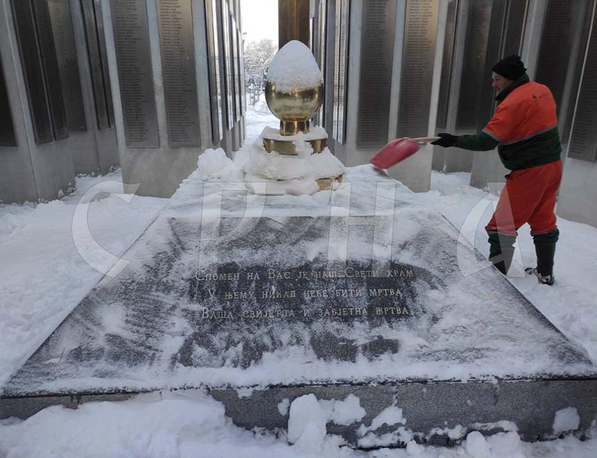БАЊАЛУКА, 8. ЈАНУАРА /СРНА/ - Радници бањалучке "Чистоће" од раних јутарњих часова чисте снијег око Централног спомен-обиљежја погинулим борцима у Одбрамбено-отаџбинском рату, чије је свечано откривање предвиђено данас у оквиру обиљежавања 9. јануара - Дана Републике.
