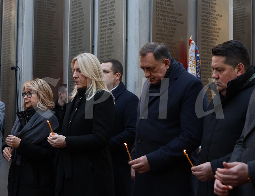 БАЊАЛУКА, 8. ЈАНУАРА /СРНА/ - Церемонија откривања и освештања Централног спомен-обиљежја за 25.830 бораца Војске Републике Српске погинулих у Одбрамбено-отаџбинском рату, почела је у Бањалуци у оквиру обиљежавања 9. јануара - Дана Републике.