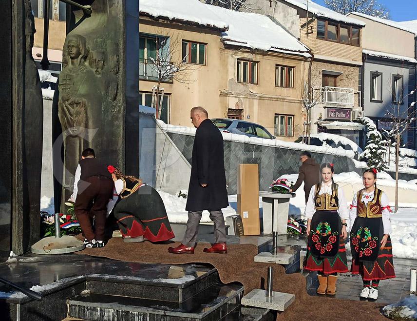 ЗВОРНИК, 8. ЈАНУАРА /СРНА/ - У Зворнику су данас положени вијенци код споменика за 1.080 бораца погинулих у Одбрамбено-отаџбинском рату поводом обиљежавања 9. јануара - Дана Републике, Дана борца Одбрамбено-отаџбинског рата и 34 године слободе и постојања Републике Српске.