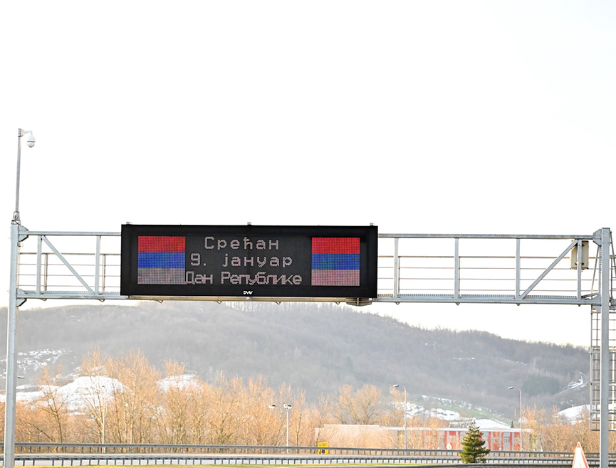 БАЊАЛУКА, 8. ЈАНУАРА /СРНА/ - Овогодишњи слоган обиљежавања 9. јануара "Живјеће огњиште" од поноћи ће бити видљив на свим информативним порталима изнад ауто-путева у Републици Српској, а свечарску атмосферу у част Дана Републике додатно употпуњују и заставе Српске којима су окићене све дионице ауто-путева.