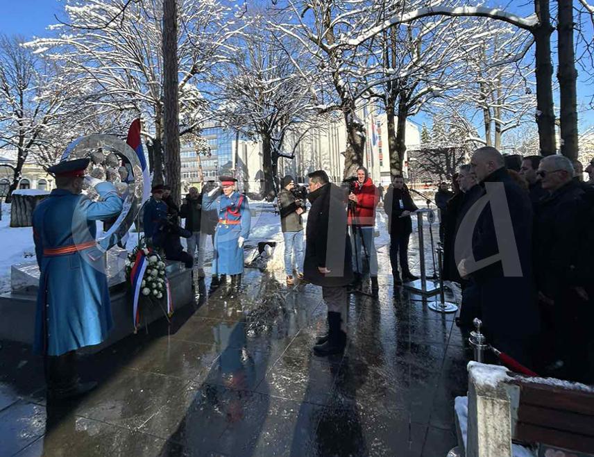 БАЊАЛУКА, 8. ЈАНУАРА /СРНА/ - На спомен-обиљежје 12 беба у Бањалуци положени су вијенац и цвијеће поводом обиљежавања Дана Републике.