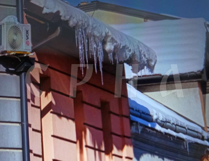 ЗВОРНИК, 8. ЈАНУАРА /СРНА/ - Kомунална полиција у Зворнику апеловала је на грађане да постоји повећана опасност од обрушавања снијега и леда са кровова усљед пораста температуре и отапања снијега, саопштено је данас из Градске управе.