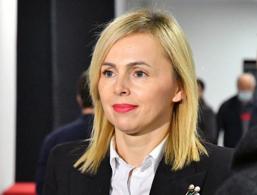 ИСТОЧНО САРАЈЕВО, 10. ЈАНУАРА /СРНА/ - Директор Матичне библиотеке Источно Сарајево Наташа Кулашинац изјавила је Срни да је проблем неадекватног простора један од највећих изазова са којима се суочавају, те истакла да је књижни фонд одавно премашио капацитете зграде у којој се ова установа налази.