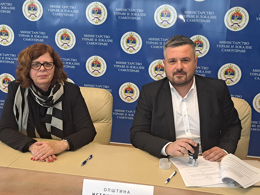 БАЊАЛУКА, 8. ЈАНУАРА /СРНА/ - Министар управе и локалне самоуправе Републике Српске Сенка Јујић потписала је данас у Бањалуци уговоре о суфинансирању десет пројеката са осам начелника неразвијених и изразито неразвијених јединица локалне самоуправе.