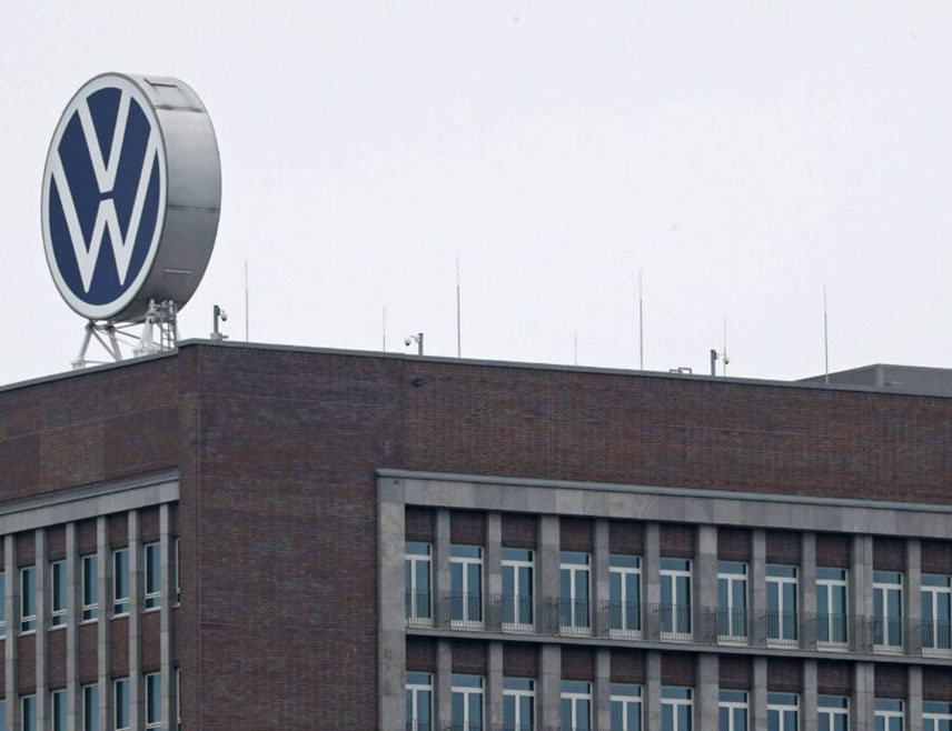 БЕРЛИН, 8. ЈАНУАРА /СРНА-Ројтерс/ - "Фолксваген" ће сутра због зимске олује обуставити производњу у својој фабрици у Емдену, на сјеверозападу Њемачке, рекао је портпарол компаније.