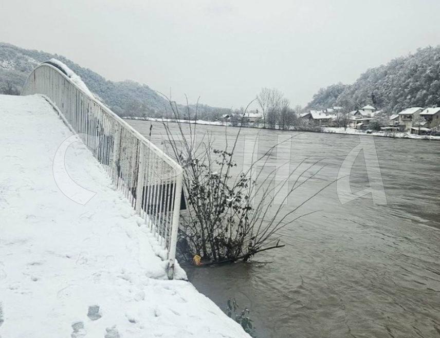 ЗВОРНИК, 9. ЈАНУАРА /СРНА/ - Водостај Дрине постепено се стабилизује и за сада нема опасности од изливања ове ријеке, саопштено је данас из Градске управе Зворника.