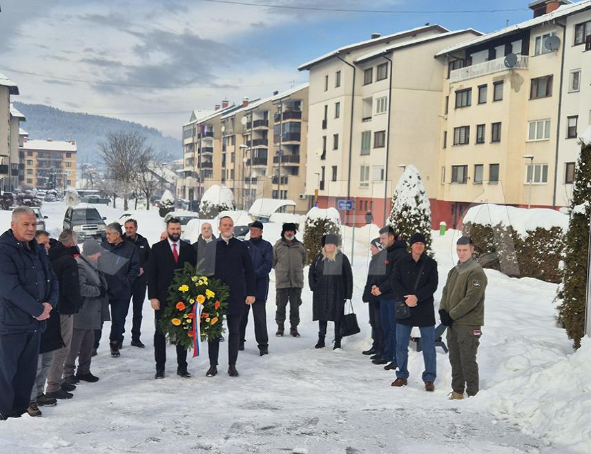 ПАЛЕ, 9. ЈАНУАРА /СРНА/ - Код централног спомен-обиљежја на Палама данас су, поводом 9. јануара - Дана Републике, положени вијенци и цвијеће, те је истакнуто да треба очувати сјећање на борце погинуле у Одбрамбено-отаџбинском рату.