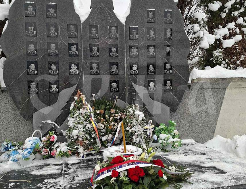 ЈЕЗЕРО, 9. ЈАНУАРА /СРНА/-  У општини Језеро данас је, поводом обиљежавања 9. јануара -  Дана Републике, служен парастос свим погинулим борцима и цивилним жртвама у Одбрамбено-отаџбинском рату.