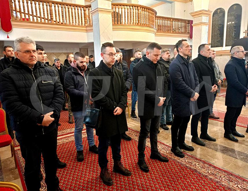 ПРЊАВОР, 9. ЈАНУАРА /СРНА/ - У Спомен-храму на Вучијаку данас је, поводом Дана Републике - 9. јануара,   служен парастос и положени вијенци код спомен-плоча са уклесаним именима 626 бораца Војске Републике Српске који су погинули у протеклом Одбрамбено-отаџбинском рату.