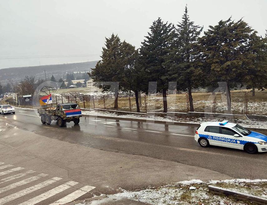 БИЛЕЋА, 9. ЈАНУАРА /СРНА/ - Улицама Билеће данас је, поводом Дана Републике - 9. јануара, прошла колона аутомобила, окићених српским тробојкама.