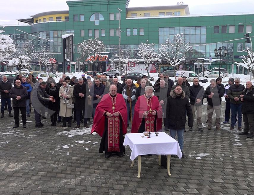 БРЧКО, 9. ЈАНУАРА /СРНА/ - Код Споменика српским браниоцима Брчког данас су положени вијенци и прислужене свијеће поводом 9. јануара – Дана Републике Српске.