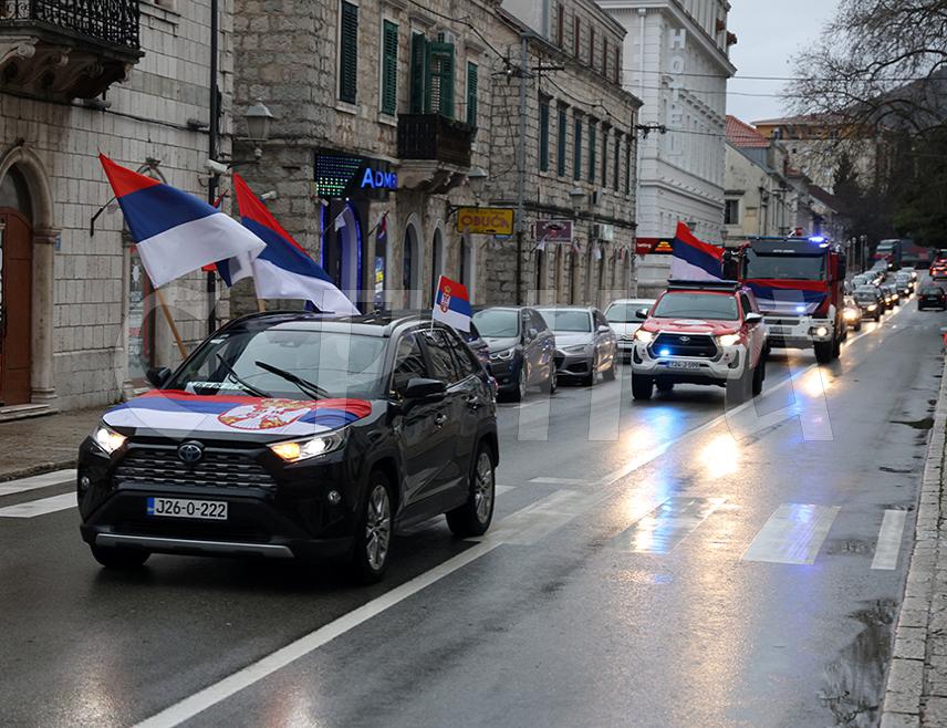 TРЕБИЊЕ, 9. ЈАНУАРА /СРНА/ - Улицама Tребиња данас је продефиловало око 100 аутомобила украшених српским тробојкама поводом Дана Републике, 9. јануара.