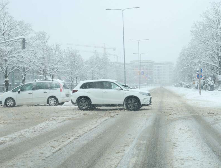 САРАЈЕВО, 9. ЈАНУАРА /СРНА/ - Веома нездрав ваздух данас је забиљежен у Бањалуци и Приједору, а у Сарајеву и Високом је дошло до пораста загађујућих материја и драстично је погоршан квалитет ваздуха који је опасан по становништво.