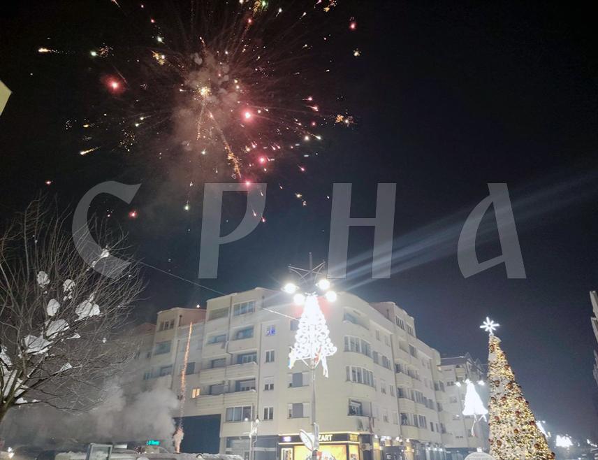 ИСТОЧНО САРАЈЕВО, 9. ЈАНУАРА /СРНА/ - У свих шест општина у саставу града Источно Сарајево вечерас је приређен спектакуларан ватромет у част Дана Републике Српске, 9. јануара.