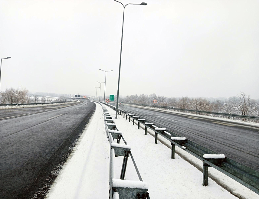 САРАЈЕВО, 10. ЈАНУАРА /СРНА/ - У Републици Српској и Федерацији БиХ сутра ће бити претежно облачно вријеме, уз дјелимично разведравање и температуру ваздуха од минус четири до један степен Целзијусов.