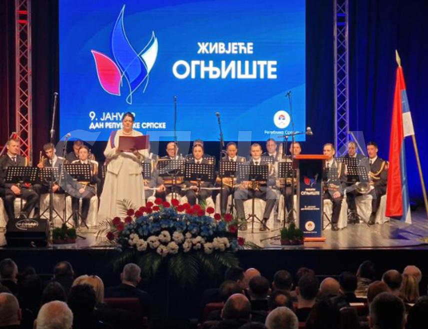 БРЧКО, 10. ЈАНУАРА /СРНА/ - Предсједник Владе Републике Српске Саво Минић поручио је на свечаној академији у Брчко дистрикту поводом Дана Републике да Српска не може да буде доведена у питање и да ће се 9. јануар славити и убудуће у миру.