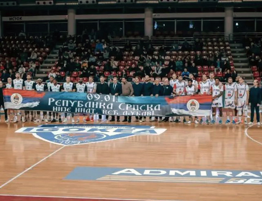 ЛАКТАШИ, 10. ЈАНУАРА /СРНА/ - Кошаркаши "Игокее" и румунског "Клужа" су уочи утакмице 14. кола АБА лиге у Александровцу развили транспарент на којем пише "9. јануар. Република Српска није инат, већ љубав".