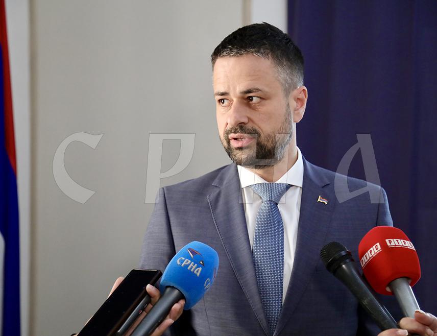 САРАЈЕВО, 11. ЈАНУАРА /СРНА/ - Министар финансија и трезора у Савјету министара Срђан Амиџић изјавио је да опструкције рада Фискалног савјета БиХ онемогућавају повећање плата за око 22.000 запослених и реализацију започетих пројеката, истичући да је овакво понашање посебно видљиво у поступцима предсједника Владе Федерације БиХ /ФБиХ/ Нермина Никшића.