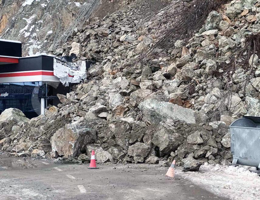 ЗВОРНИК, 11. ЈАНУАРА /СРНА/ - Огромна количина камења обрушила се на бензинску пумпу у зворником насељу Метеризе на магистралном путу Зворник-Бијељина, али на срећу није било повријеђних.