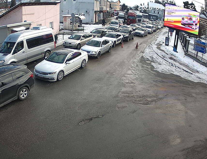 БАЊАЛУКА, 11. ЈАНУАРА /СРНА/ - На свим граничним прелазима према Хрватској дуге су колоне возила на излазу из БиХ, саопштено је из Ауто-мото савеза Републике Српске.