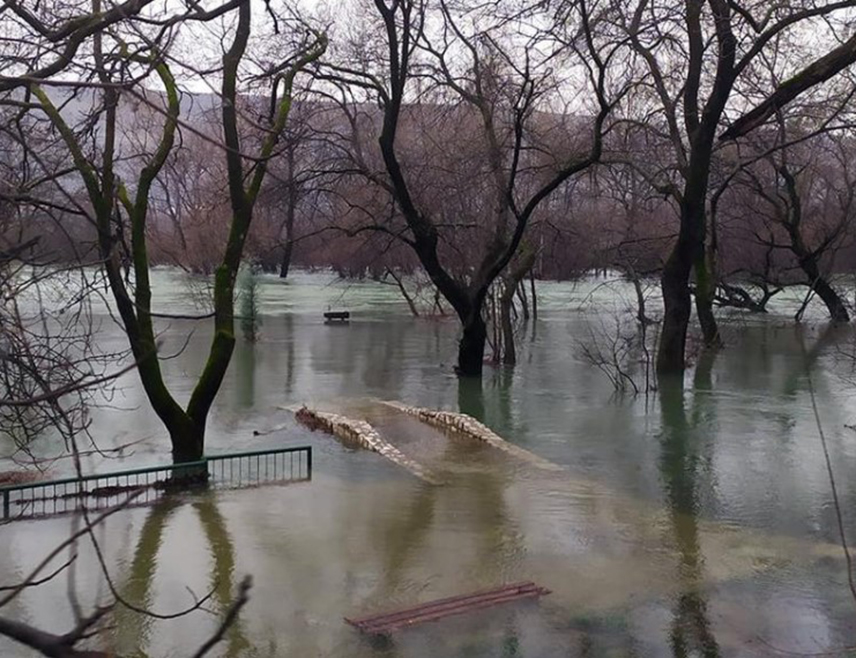 МОСТАР, 11. ЈАНУАРА /СРНА/ - Федерална управа цивилне заштите саопштила је да су ријеке Tребижат, Буна и Радобоља у Хумцу, Буни и Мостару и даље изнад коте редовне одбране од поплава, али да водостаји опадају.