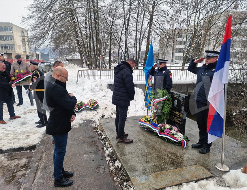 ИСТОЧНО САРАЈЕВО, 11. ЈАНУАРА /СРНА/ – Ветерани служби безбједности Републике Српске обиљежили су данас у Источном Сарајеву 32 године од погибије Зорана Цвијетића, првог министра унутрашњих послова САО Романија и начелника Сарајевско-романијско-бирчанског центра служби безбједности.