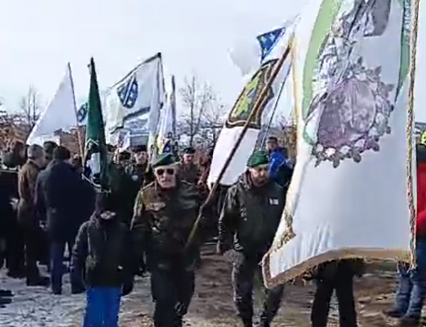 САРАЈЕВО, 11. ЈАНУАРА /СРНА/ – У Бужиму се и ове године окупљају радикални исламисти у војним униформама уз ратне покличе и заставе, а правосудне институције БиХ то нијемо посматрају, рекао је Срни предсједник Организације породица заробљених и погинулих бораца и несталих цивила Сребренице Бранимир Којић.