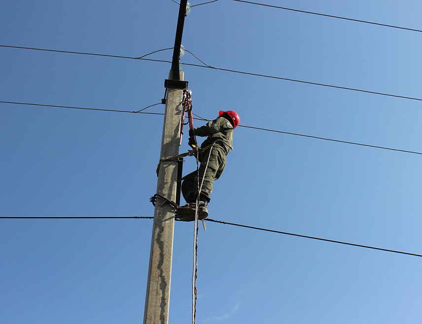 БИЈЕЉИНА, 12. ЈАНУАРА /СРНА/ - Радници "Електро-Бијељине" отклонили су готово све кварове на дистрибутивној мрежи и електроенергетским објектима и тако омогућили редовно снабдијевање корисника, рекао је Срни извршни директор за теренске операције овог предузећа Милан Лучић.