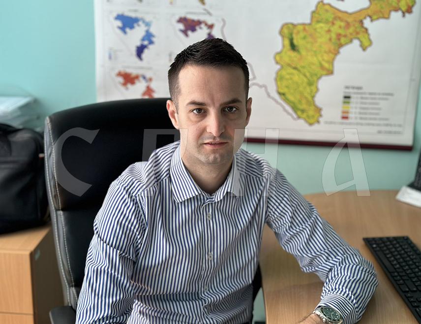 ЗВОРНИК, 12. ЈАНУАРА /СРНА/ - Током температурне осцијалиције није изненађујућа појава одрона, као у случају са одроном на бензинску пумпу у близини магистралног пута Зворник-Бијељина, али мјере санације падине требале би да буду адекватније, изјавио је Срни замјеник директора Геолошког завода Републике Српске Цвјетко Сандић.