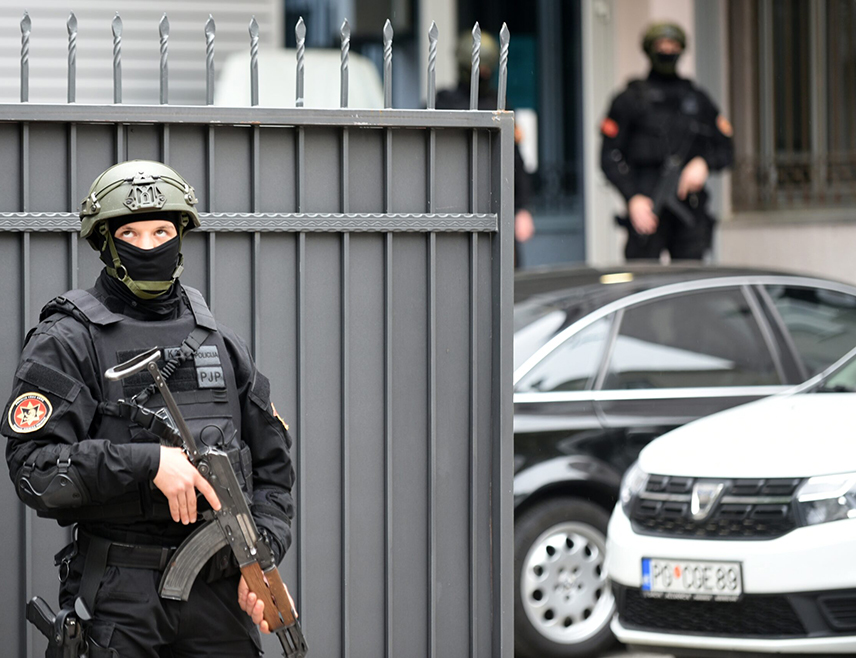 ПОДГОРИЦА, 12. ЈАНУАРА /СРНА/ - Шест турских држављана ухапшео је у Подгорици због сумње да су отели сународника.